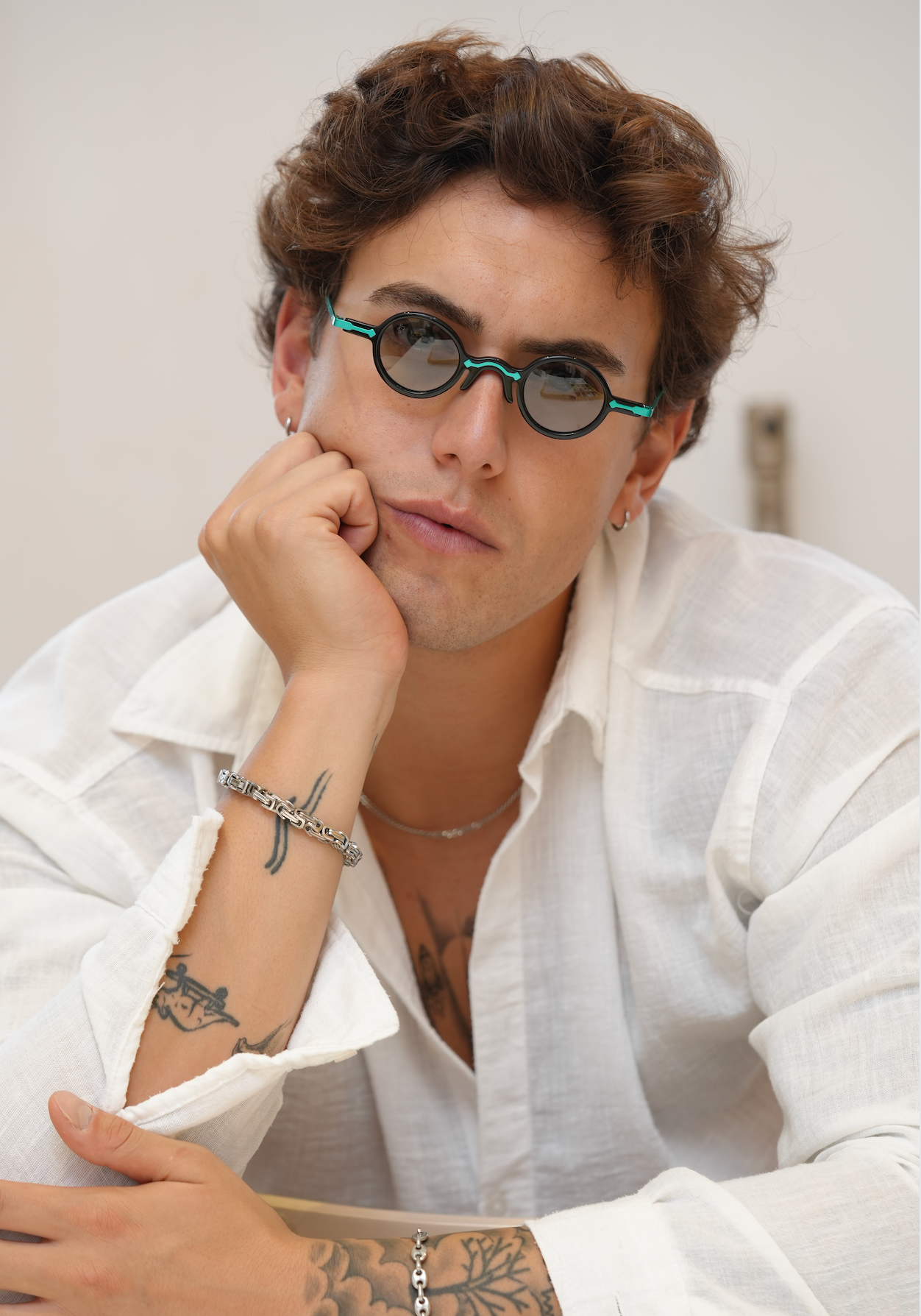 Freesbee Onyx Metal-Acetate Unisex Sunglasses with Tinted Photochromic Lenses